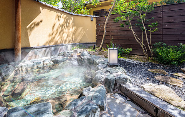 湯郷温泉旅館 季譜の里 庭園を眺めながら入る岩風呂（こぶし）